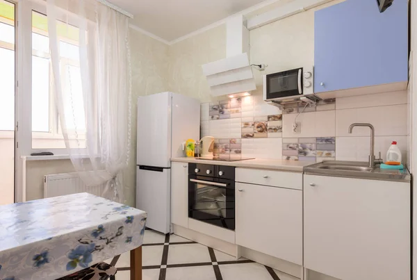 Das Innere Einer Kleinen Küche Der Wohnung — Stockfoto
