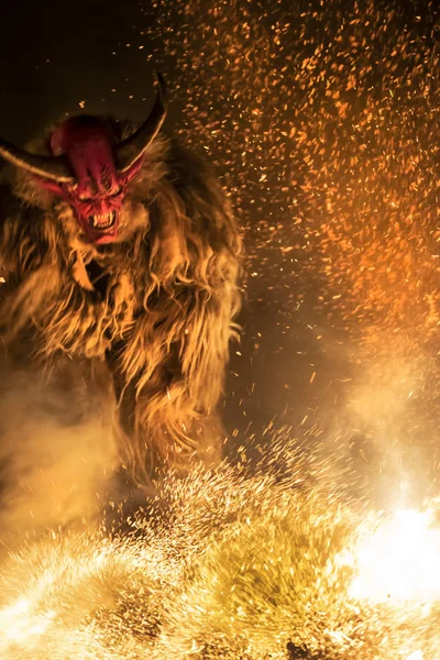 Las Máscaras Krampus Una Exposición Nocturna Tarvisio Italia —  Fotos de Stock