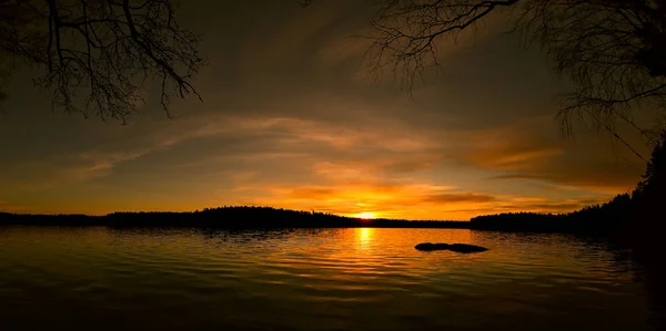 호수의 수평선 너머로 아름다운 태양의 황갈색 — 스톡 사진