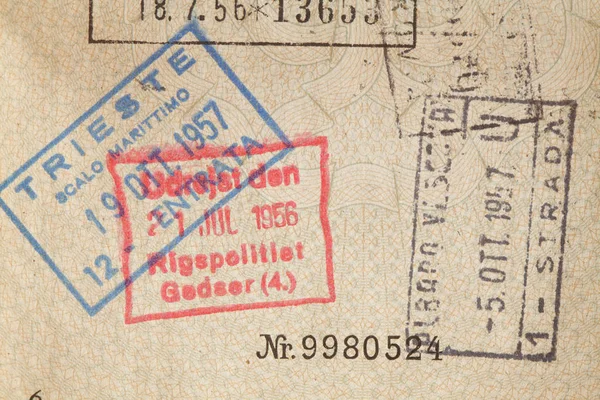 Eski Bir Alman Pasaportundaki Pullar — Stok fotoğraf