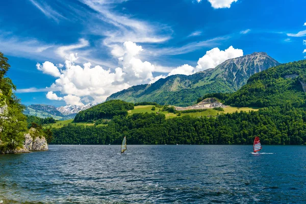 湖のウィンドサーファーAlpnachstadt Alpnach Obwaldenスイス — ストック写真