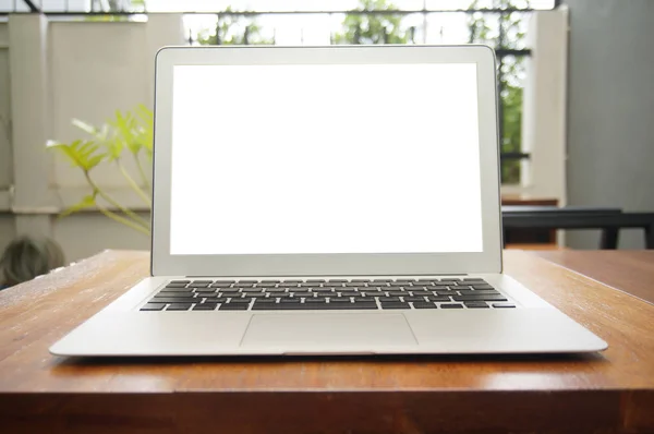 Laptop Üres Képernyővel Asztalon Kávézó Előtt Technológiai Koncepció — Stock Fotó