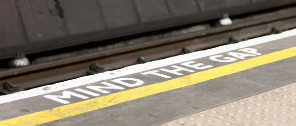 Vorsicht Warnung Der Londoner Bahn Selektiver Fokus — Stockfoto