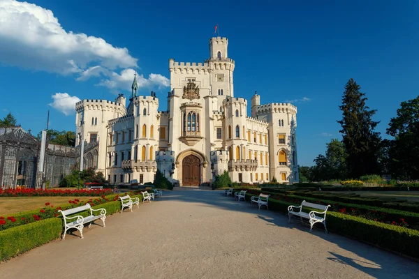 美しい白いルネサンス国家城の正面ビューフルブカ ヴルタヴォウ城 チェコ共和国で最も美しい城の一つ — ストック写真