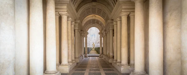 ローマ イタリア 2018年8月23日 Prospettiva Borromini Borromini Perspective この豪華な宮殿の大理石の柱と廊下 — ストック写真