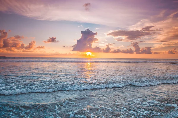 Niesamowity Kolorowy Zachód Słońca Nad Morzem Forma Bali Plaża — Zdjęcie stockowe