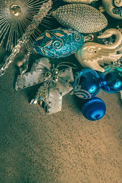 Όμορφα Ασημένια Και Μπλε Χριστουγεννιάτικα Μπαλάκια Για 2019 Πρωτοχρονιά Σκούρο — Φωτογραφία Αρχείου