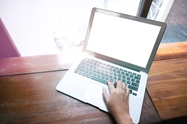Gelegenheitsunternehmerin Die Mit Einem Laptop Auf Einem Holztisch Arbeitet Tippen — Stockfoto