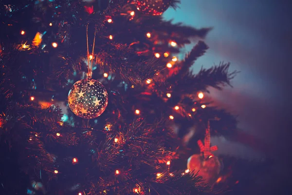 Krásný Vánoční Stromek Tmavém Večerním Světle Slavnostními Vánočními Světly Útulná — Stock fotografie