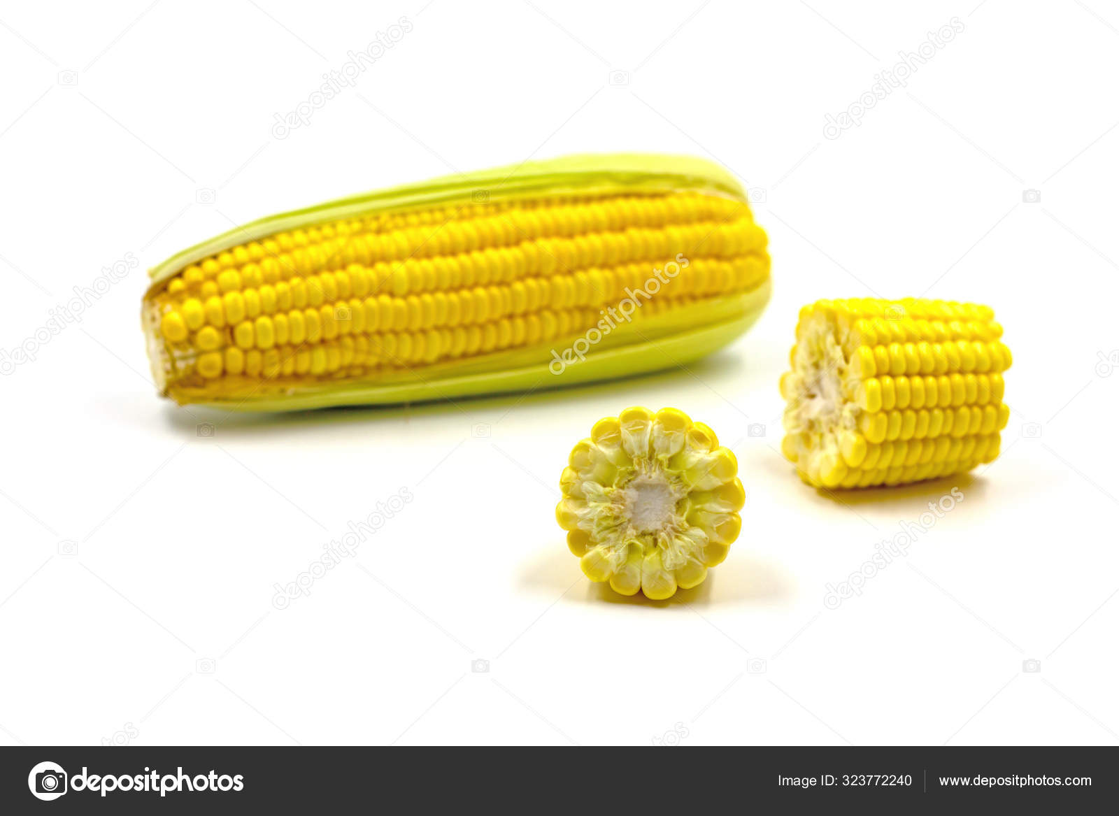 Jagung Manis Diisolasi Pada Latar Belakang Putih Stok Foto C Yayimages 323772240