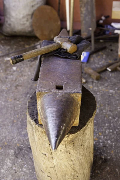 Vieille Enclume Marteau Dans Une Forge Fer Détail Outil Industriel — Photo