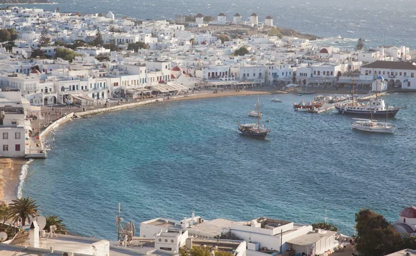 Panorámás Kilátás Nyílik Mykonos Város Kikötő Híres Szélmalmok Fenti Dombok — Stock Fotó