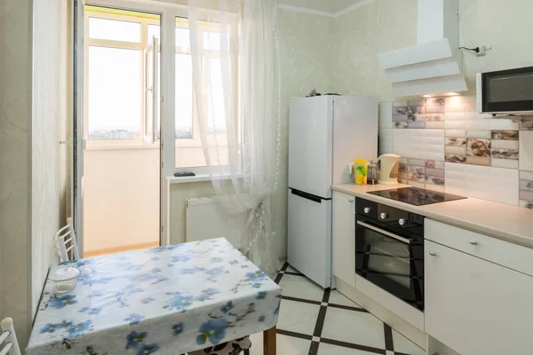 Das Innere Einer Kleinen Küche Mit Balkon — Stockfoto
