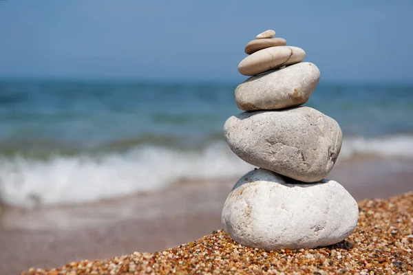 Spa Met Een Stapel Kiezelstenen Aan Het Strand — Stockfoto