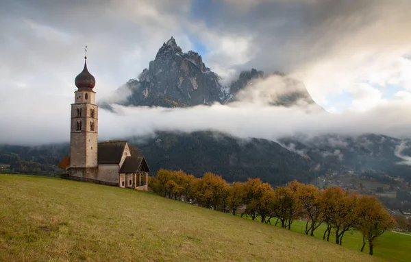 Chiesa San Valentino Una Nebbiosa Giornata Fine Autunno Siusi Allo — Foto Stock