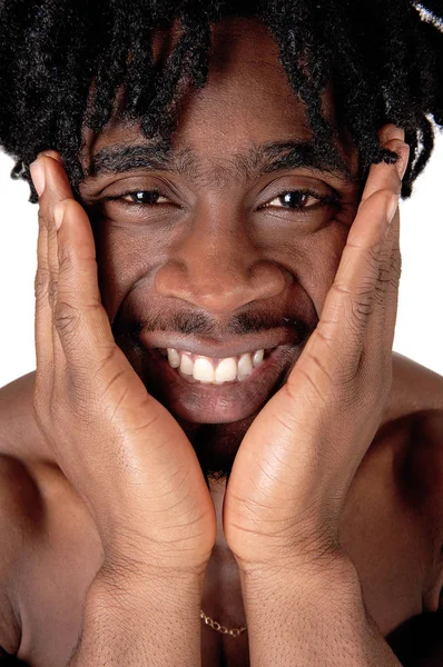 白い背景のために隔離された幸せそうに彼の顔に手をブースを保持近くに笑みを浮かべて若いアフリカ系アメリカ人男性 — ストック写真