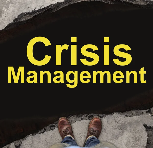 危機管理 壊れた地域に立つ靴のペアで危機のブレークを克服 危機管理 — ストック写真