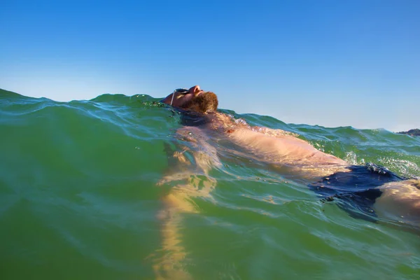 Фото Человека Плывущего Отдыхающего Воде Черного Моря Туризм Здоровый Образ — стоковое фото
