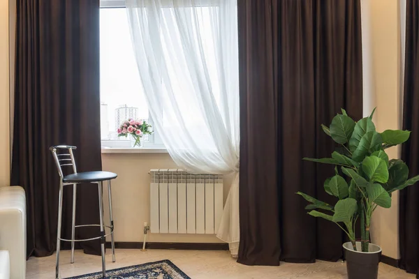Interieur Element Barhocker Gardinenfenster Vase Mit Blumen Fenster — Stockfoto