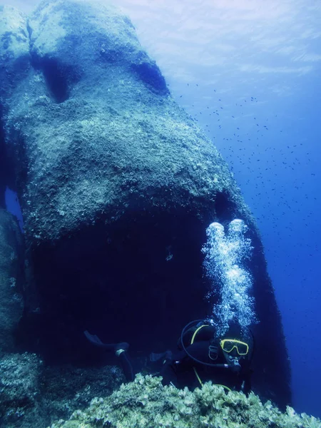 Una Persona Tuffa Vicino Fondale Marino Vicino Enorme Scoglio Noto — Foto Stock