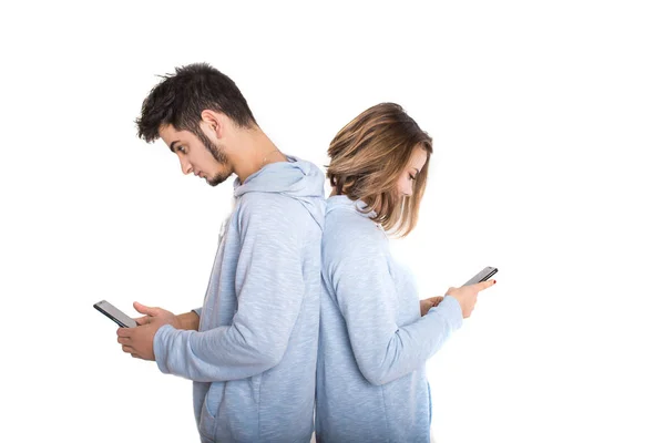Несчастная Пара Задом Наперёд Своими Мобильными Телефонами Изолированными Белом Фоне — стоковое фото