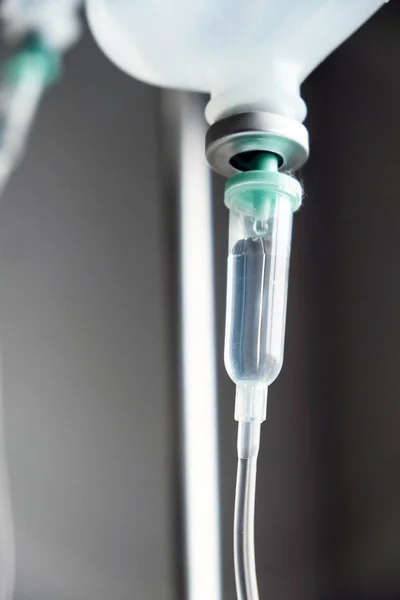 병원에서 환자들이 생리식염수 리터를 폐쇄하는 — 스톡 사진