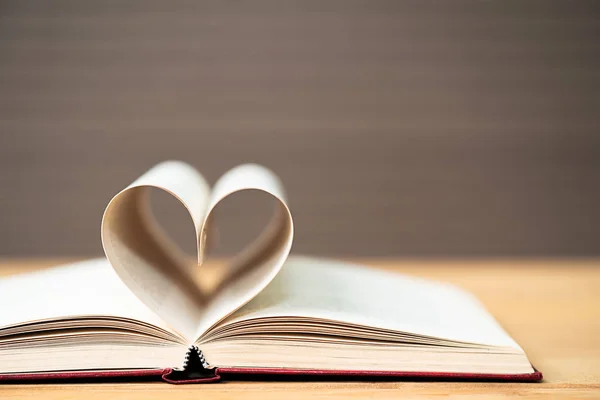 Stránky Knihy Zakřivené Tvaru Srdce Láska Koncept Tvaru Srdce Stránek — Stock fotografie