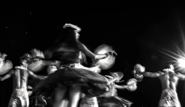 呼拉舞是波利尼西亚的一种舞蹈形式 伴随着赞美诗或歌曲 它是由最初在夏威夷定居的波利尼西亚人在夏威夷开发的 呼啦圈以视觉舞蹈的形式戏剧化或描绘了奥利或旋律的文字 — 图库照片
