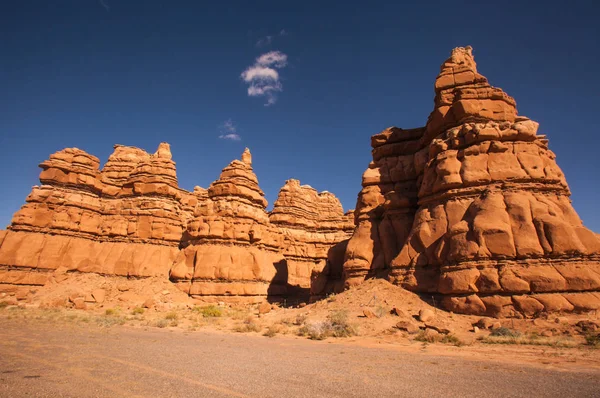 Diese Seltsamen Und Namenlosen Sandsteinformationen Kommen Einem Weiten Gebiet Zwischen — Stockfoto