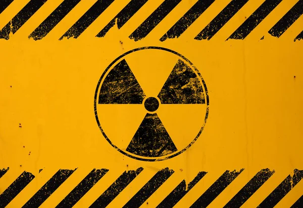 Schwarzes Warnschild Für Radioaktive Gefahr Übermalt Grunge Gelb Metallwand Hintergrund — Stockfoto