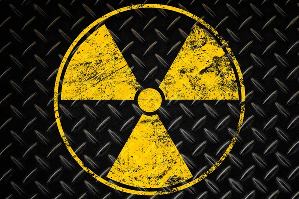 Gelbes Warnschild Für Radioaktive Gefahren Übermalt Grunge Black Metall Wand — Stockfoto