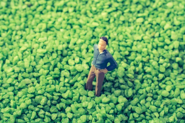 Winzige Figur Des Menschen Miniatur Grünem Sand Textur — Stockfoto
