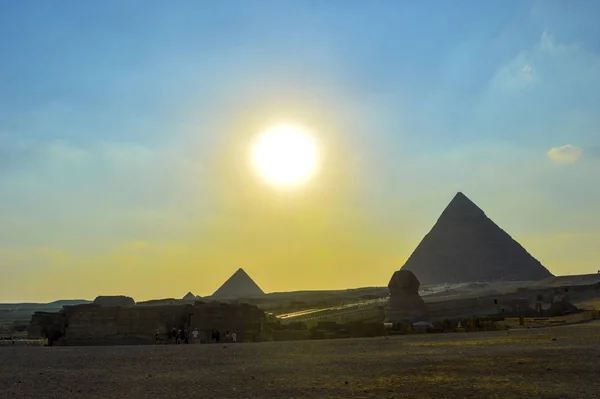 Великая Пирамида Гизы Египте Каир Сфинксом Верблюдом Пустыне Много Солнца — стоковое фото