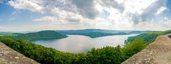 Panorama Edersee Alemania Árboles Verdes Cielo Azul Nubes — Foto de Stock