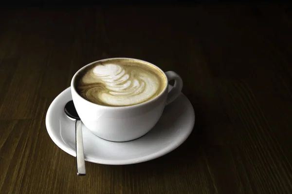 Café Con Leche Una Taza Blanca Sobre Una Mesa Marrón — Foto de Stock