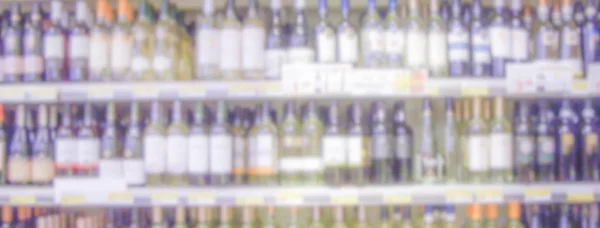 Fondo Desenfocado Con Estantes Botellas Vino Una Tienda Conveniencia Supermercado —  Fotos de Stock