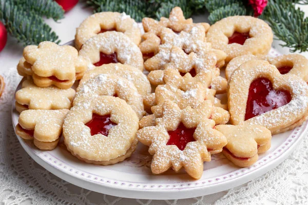 Geleneksel Linzer Noel Kurabiyeleri Çilek Reçeli Dolu Tabakta Şekerle Tozlanmış — Stok fotoğraf