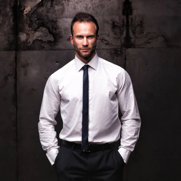 Portrait Studio Bel Homme Portant Une Chemise Blanche Sur Fond — Photo