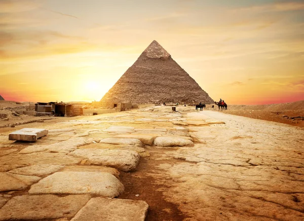Αιγυπτιακή Πυραμίδα Στην Έρημο Άμμο Και Καθαρό Ουρανό — Φωτογραφία Αρχείου
