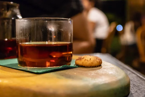 Eine Nahaufnahme Von Einem Glas Tee Und Keksen Foto Aus — Stockfoto