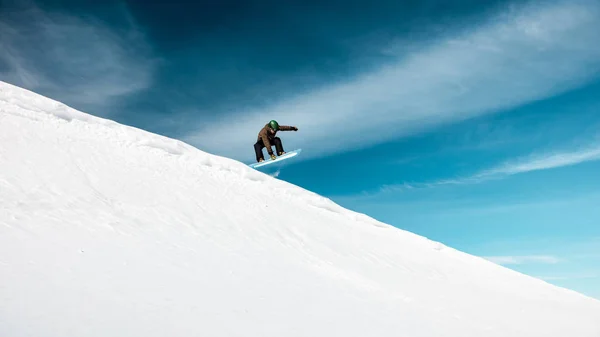Aktivní Muž Snowboardu Zasněžených Horách Přes Modré Nebe Pozadí Šťastný — Stock fotografie