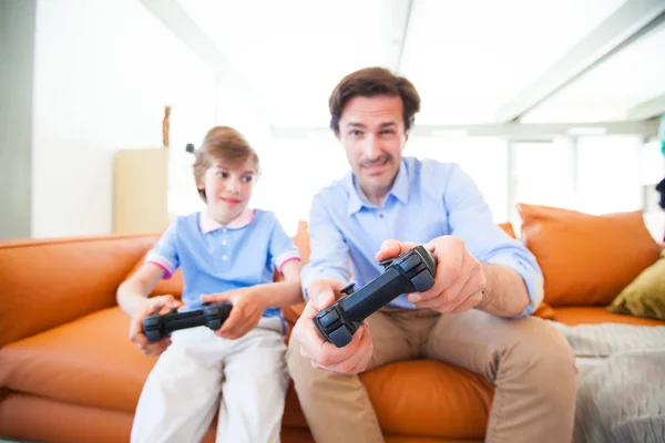 Vater Und Sohn Sitzen Auf Sofa Lounge Und Spielen Videospiel — Stockfoto