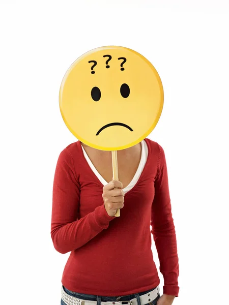 Junge Erwachsene Frau Mit Einem Emoticon Mit Fragezeichen Auf Weißem — Stockfoto