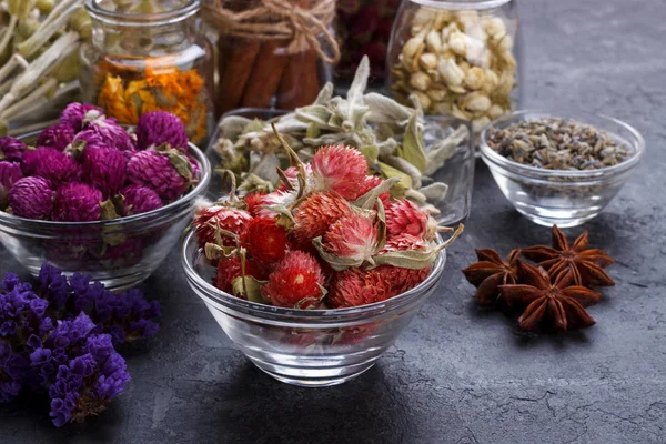 Kräuter Und Trockene Blumen Für Gesunden Tee Schwarzer Stein Hintergrund — Stockfoto