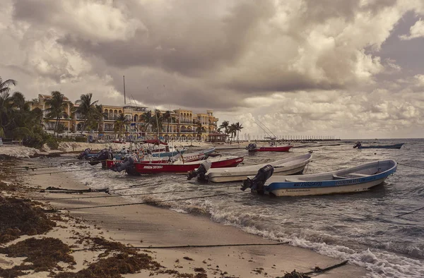 Varios Pequeños Barcos Pesca Están Amarrados Por Mar Hermosa Playa — Foto de Stock
