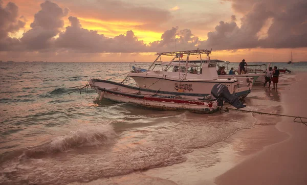 Barcos Amarrados Orilla Playa Isla Mujeres Atardecer — Foto de Stock