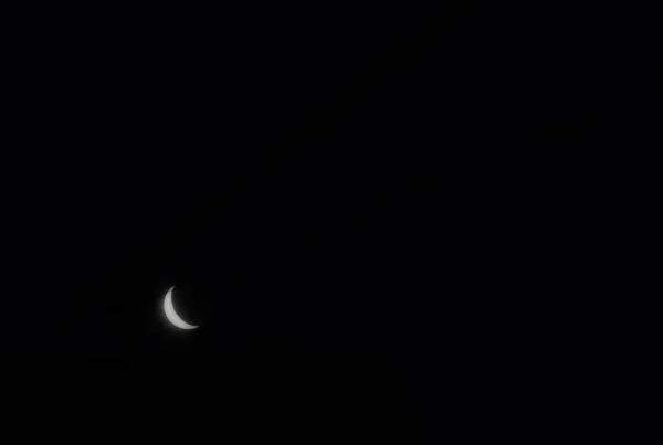 Paysage Jeune Croissant Décroissant Lune Dans Ciel Nocturne Bleu Foncé — Photo