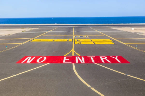 Знак Входу Злітно Посадковій Смузі Аеропорту Океаном Задньому Плані — стокове фото