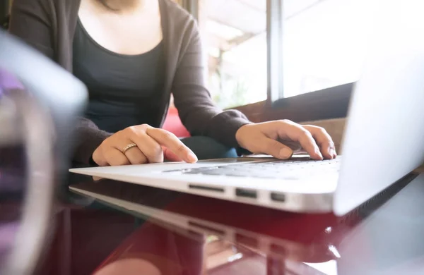 Buchhalterin Berufstätige Frauen Verwenden Taschenrechner Mit Tabellenkalkulation Dokumentinformationen Finanzkonzept — Stockfoto