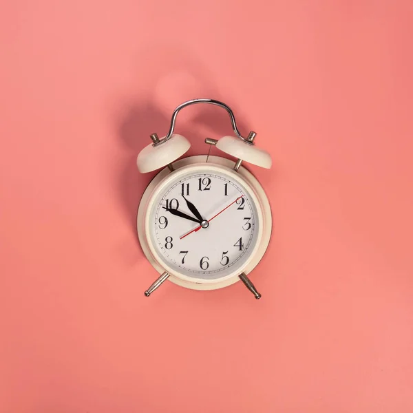 Relógio Alarme Branco Fundo Rosa — Fotografia de Stock